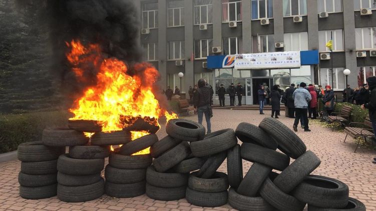 Под Криворожгазом протестующие жгли шины. Фото 0654