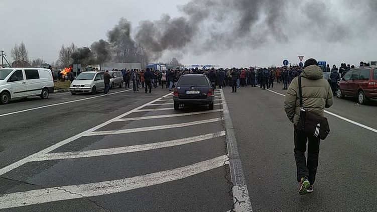 На западной границе бунтуют и жгут шины из-за закона о растаможке авто на евробляхах. Источник фото: Facebook Евгения Плинского