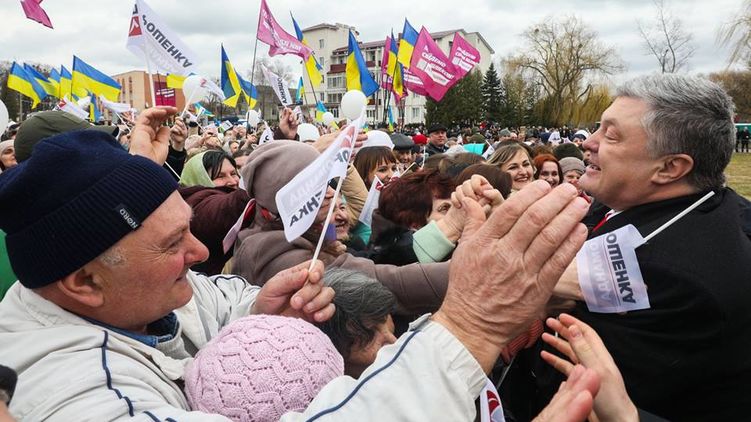 Петр Порошенко в Ровенской области. Фото: пресс-служба президента