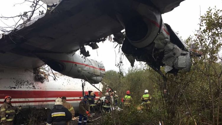 Ан 12 аварийно приземлился под Львовом 4 октября. Пять человек погибли