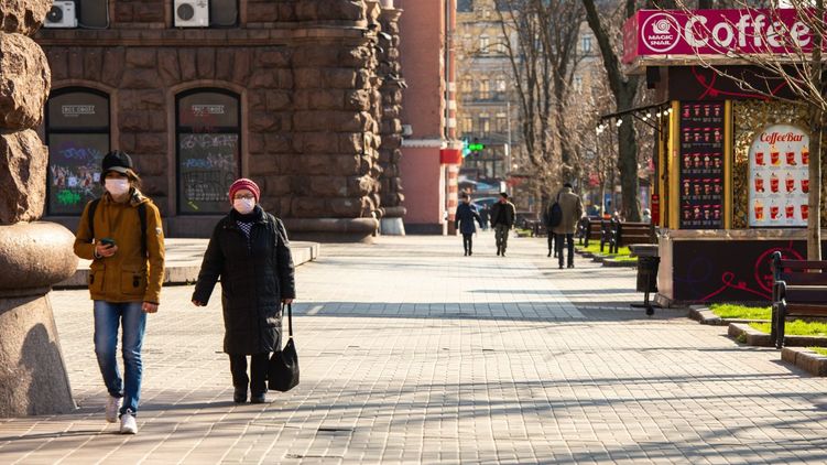 Украинцы в медицинских масках. Фото: Страна