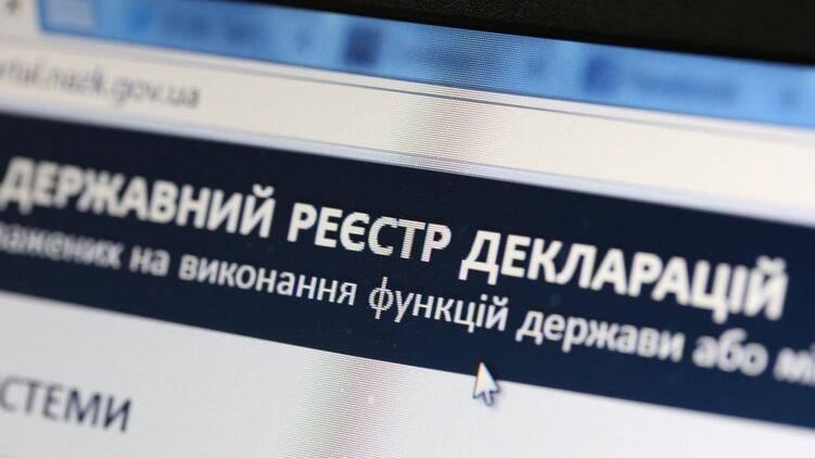 Как поменялась заплата госчиновников за два года