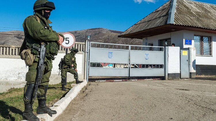 Бывшая украинская воинская часть в Перевальном, рядом с которой взорвали газопровод. Фото 2014 года