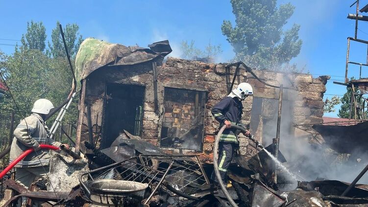 Спасатели ликвидируют последствия обстрела в Одесской области. Фото ГСЧС