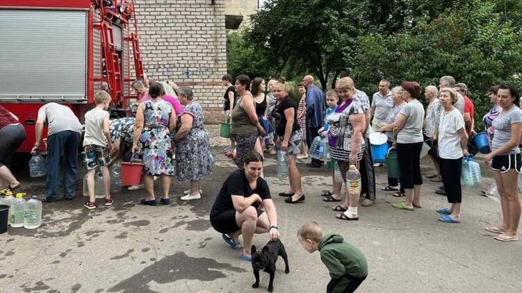 Спасатели подвозят воду жителям Донецкой области, которая осталась без воды из-за обстрелов. Фото ГСЧС