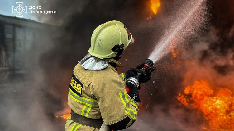 Ліквідація наслідків прильоту на Львівщині. Фото: ДСНС