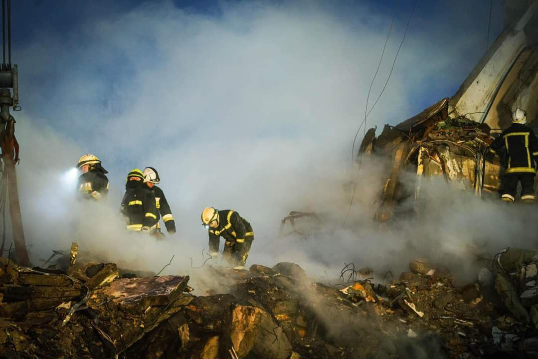 фото розбору завалів багатоповерхівки у Дніпрі