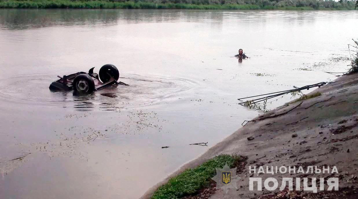 автомобиль подняли со дна водоема