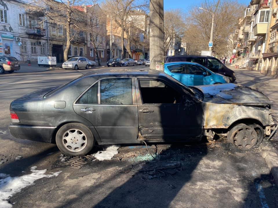 сгоревший автомобиль радикала Ганула