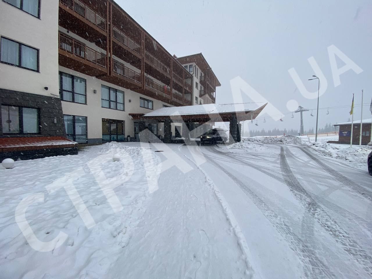 Зеленский покинул отель в Буковеле