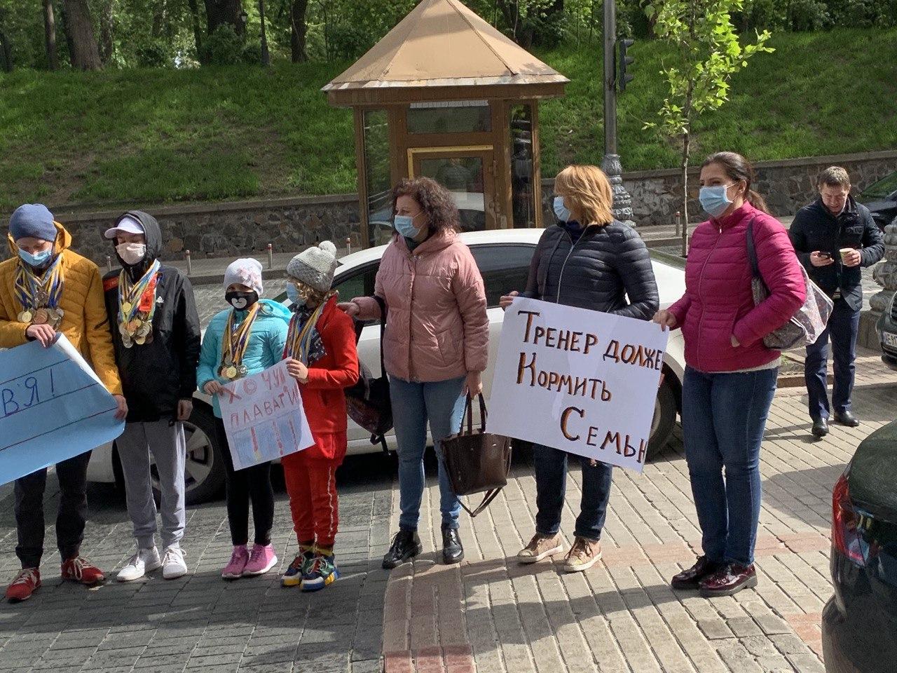 дети надели свои медали и держат плакаты