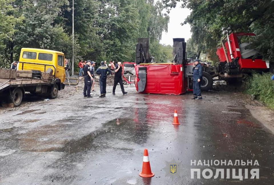 пожарный автомобиль перевернулся по дороге на пожар