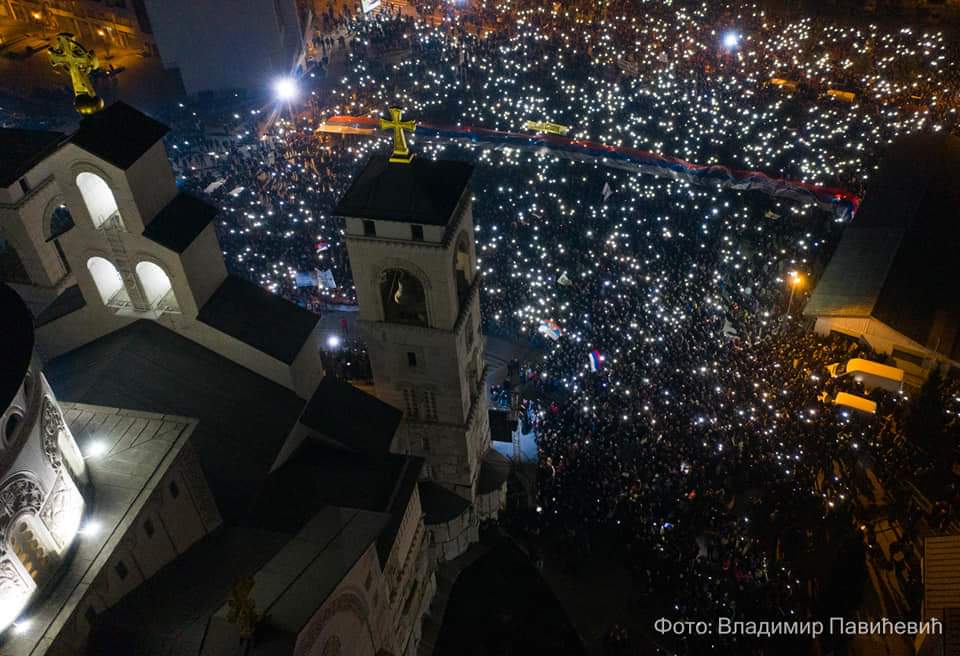 люди собрались на протестный молебен