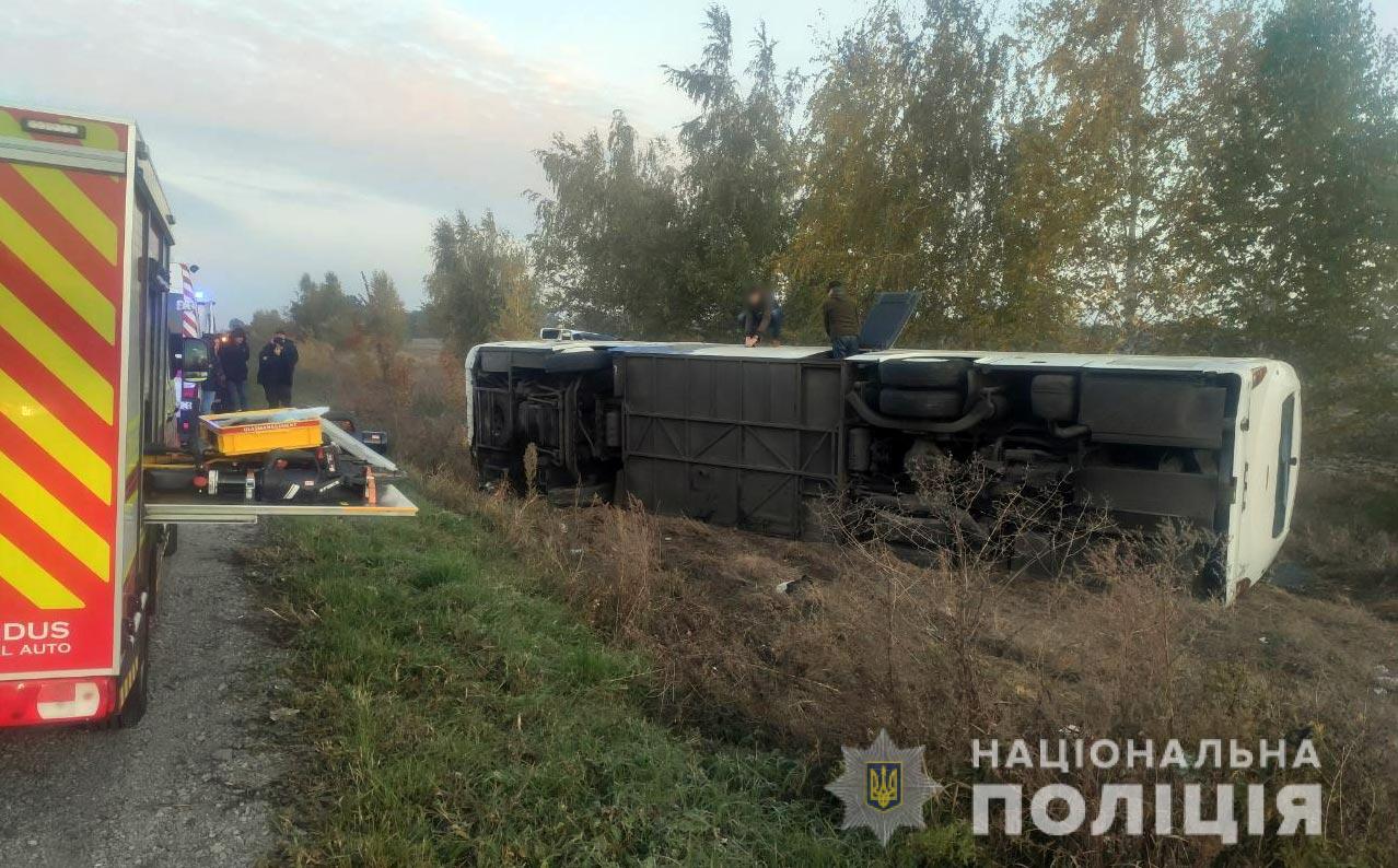 Автобус попал в ДТП в Полтавской области. Фото: Нацполиция