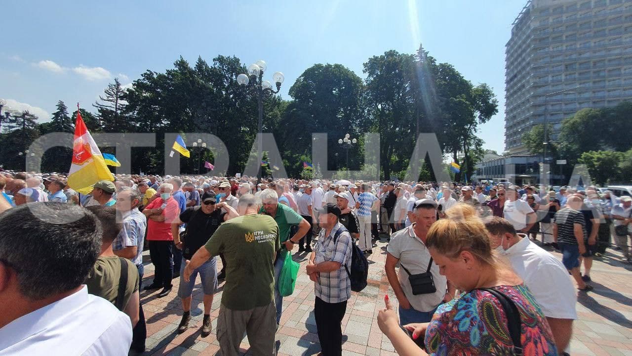 Митинг пенсионеров под Радой. Фото: Страна