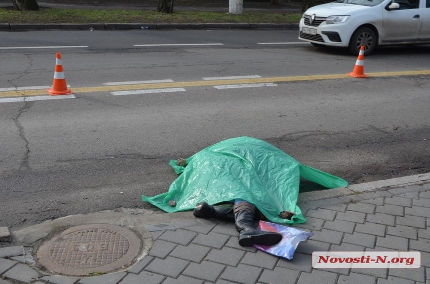 Мужчина на "Mercedes" сбил женщину насмерть. Фото: Novosti-N