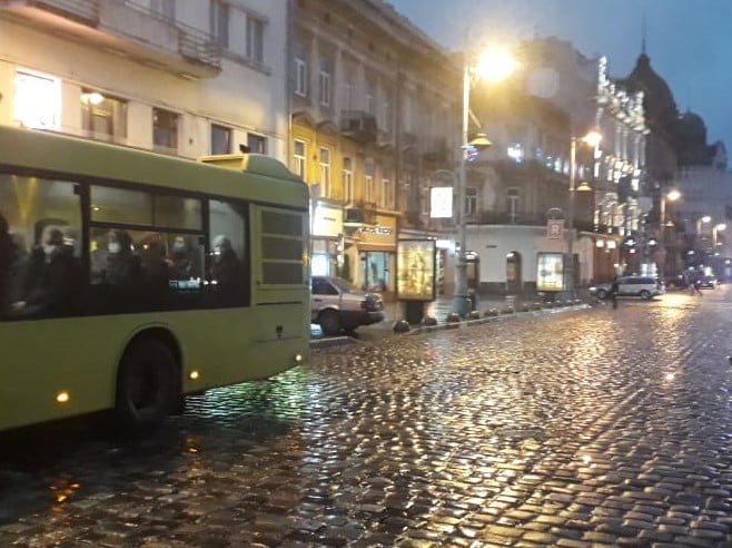 Маршрутка сбила людей во Львове. Фото: facebook.com/MVS.LVIV