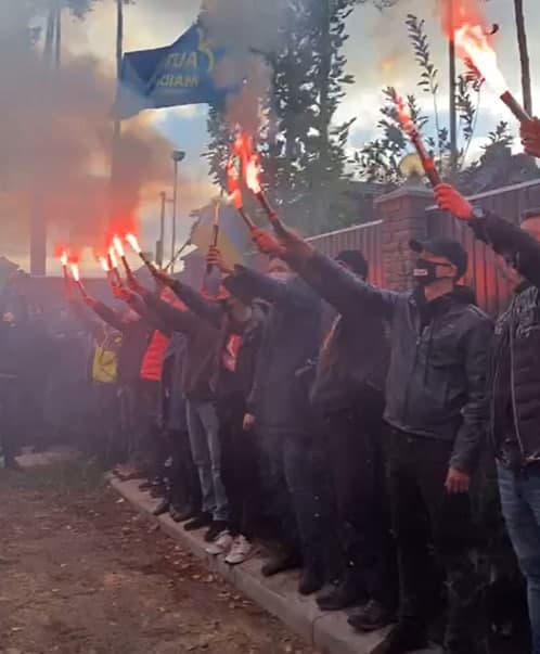 Протестующие приехали к зданию главы КСУ Александра Тупицкого. Фото: Страна