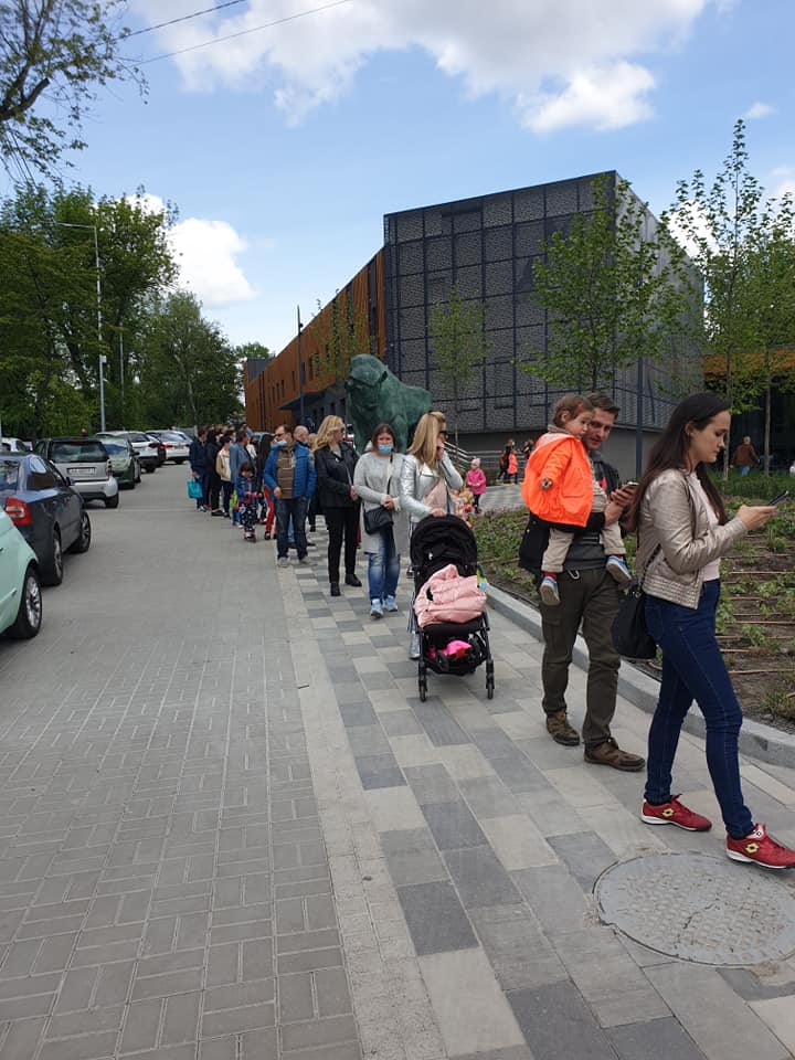 Возле Киевского зоопарка во время карантина выстроилась очередь. Фото: Facebook