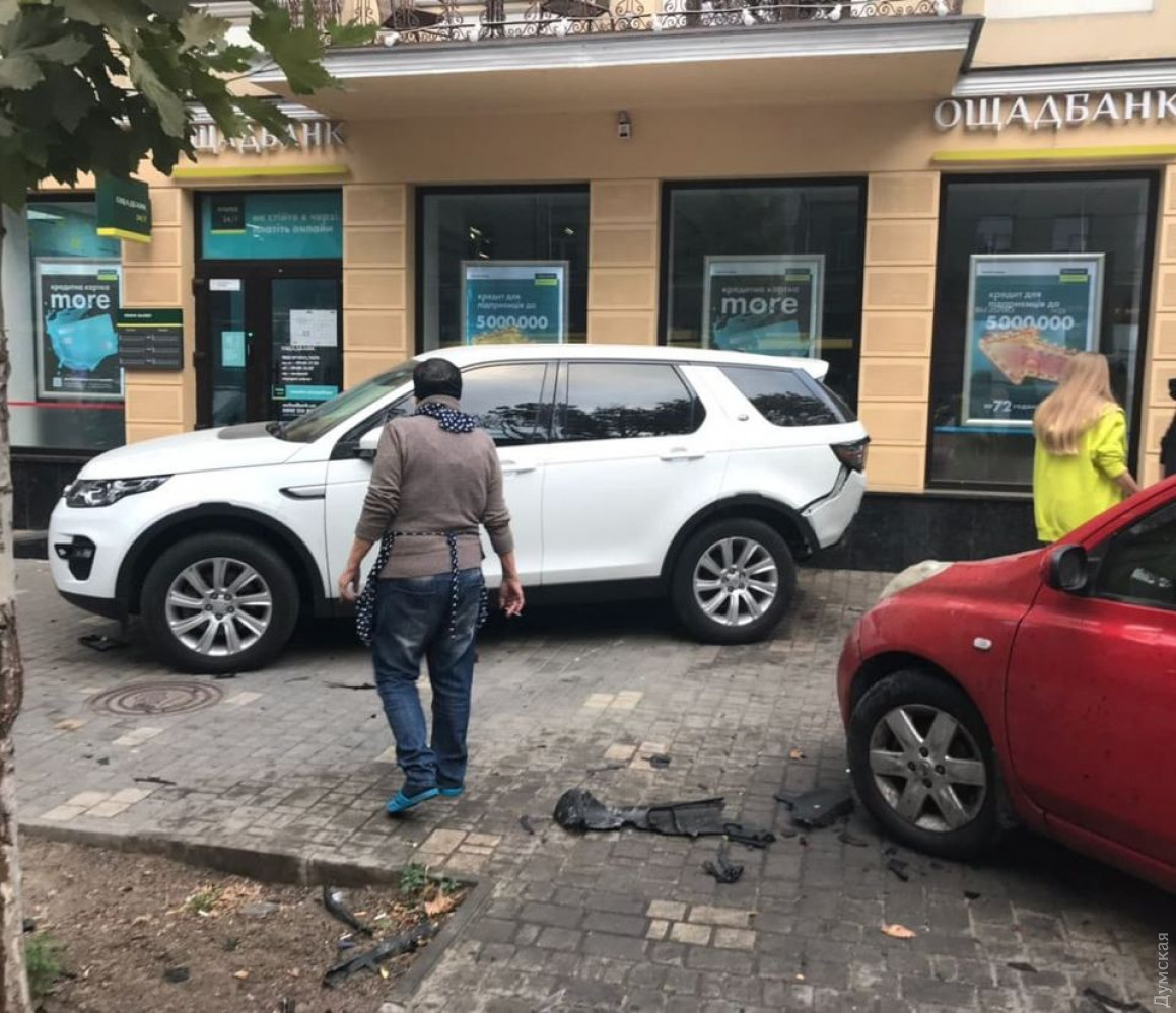 В Одессе 18-летний парень на BMW врезался в четыре машины, пострадал пешеход. Фото: Думская