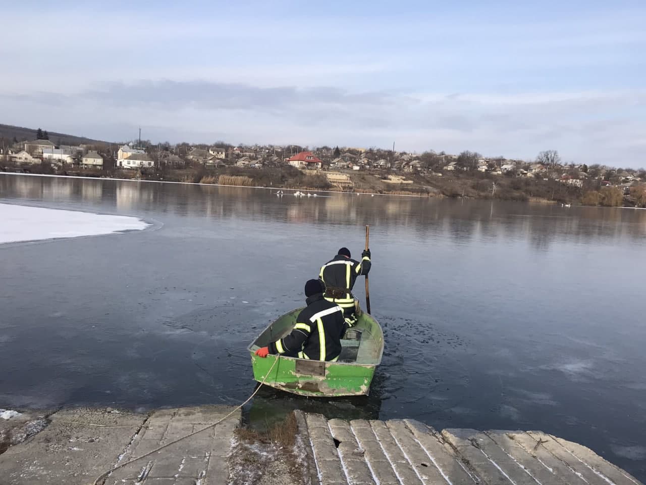 В Одесской области 16 лебедей примерзли ко льду. Спасателям удалось освободить птиц. Фото: facebook.com/DSNSODE