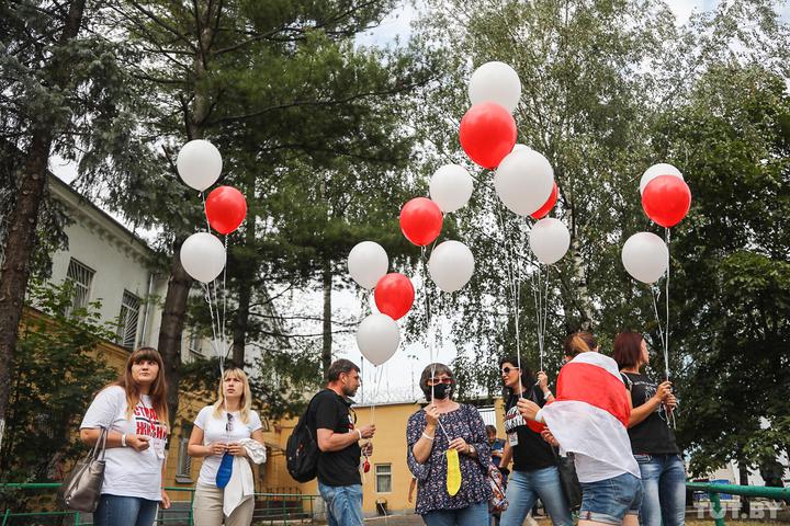 Сотни белорусов пришли к СИЗО поздравить мужа Тихановской с днем рождения. Фото: TUT.BY