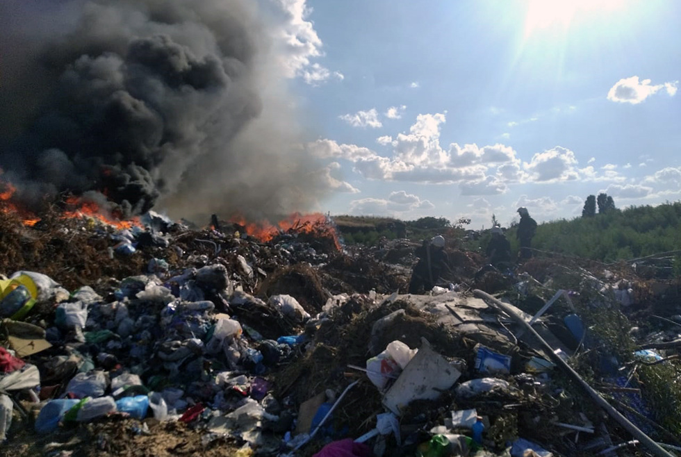 Пожарники продолжают тушить свалку под Днепром. Фото: ГСЧС