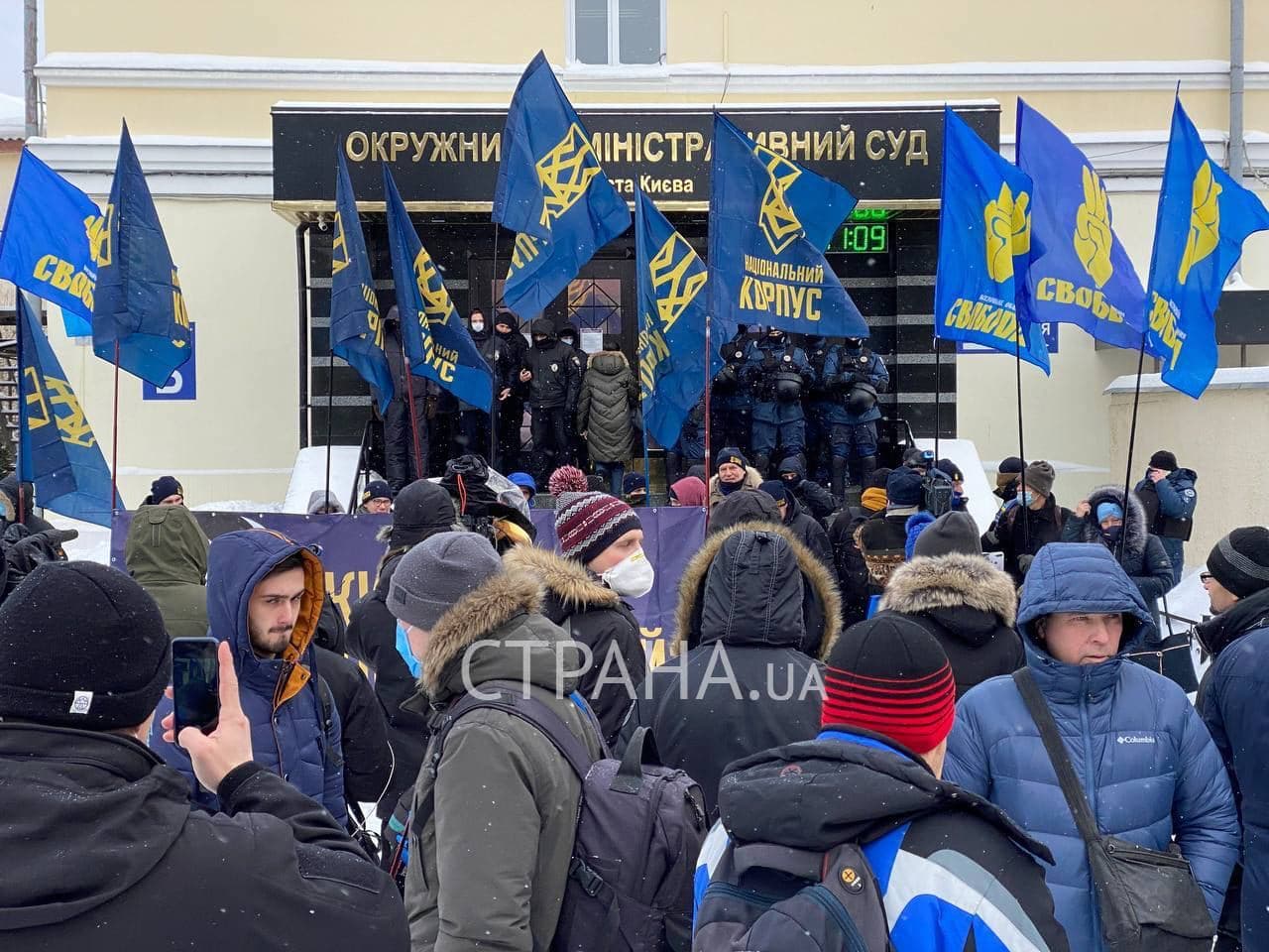 Фото: Возле Окружного административного суда прошел митинг против отмены переименования улиц