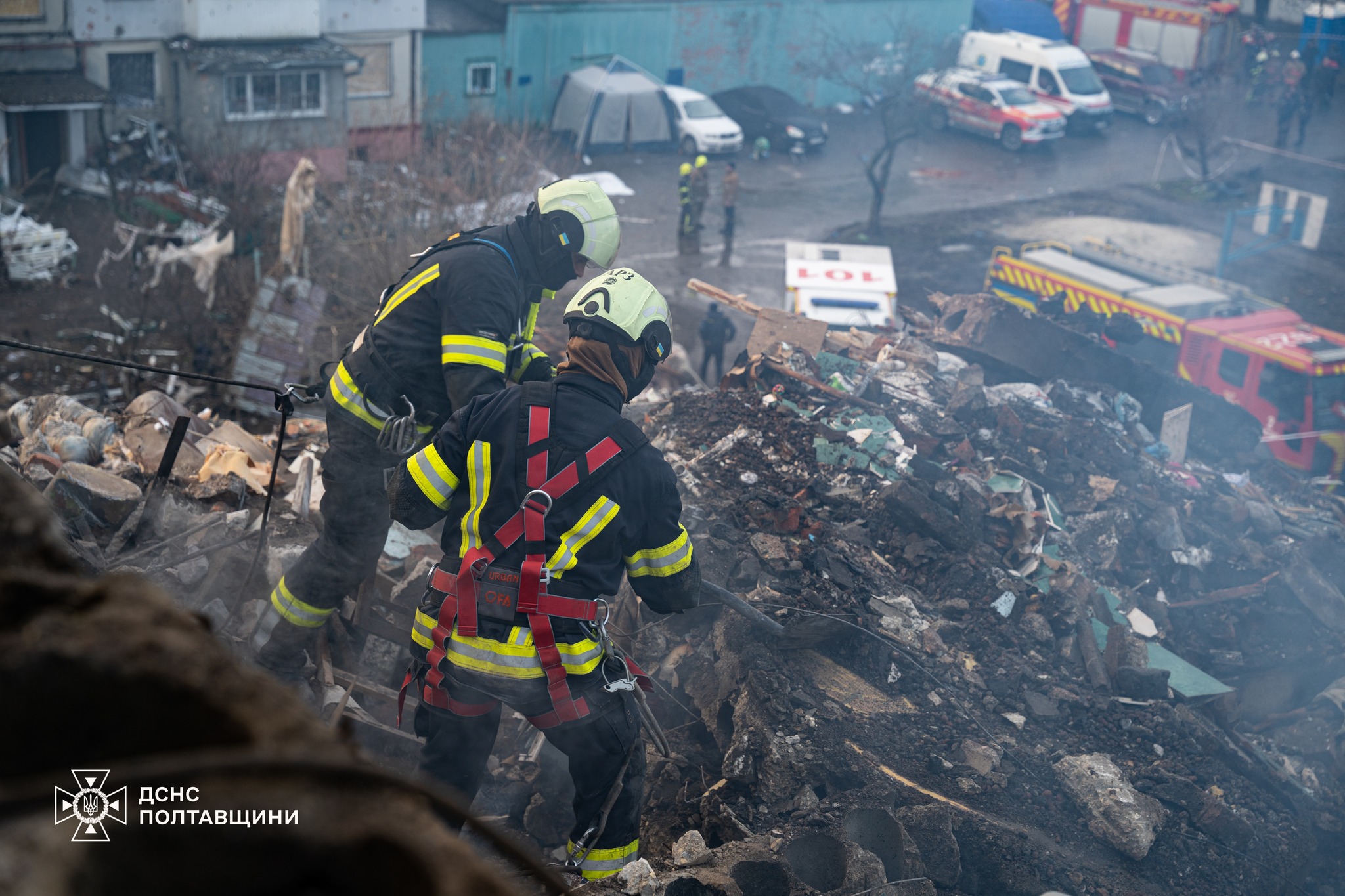 Фото (2) рятувальних робіт. Джерело - facebook.com/MNS.GOV.UA/