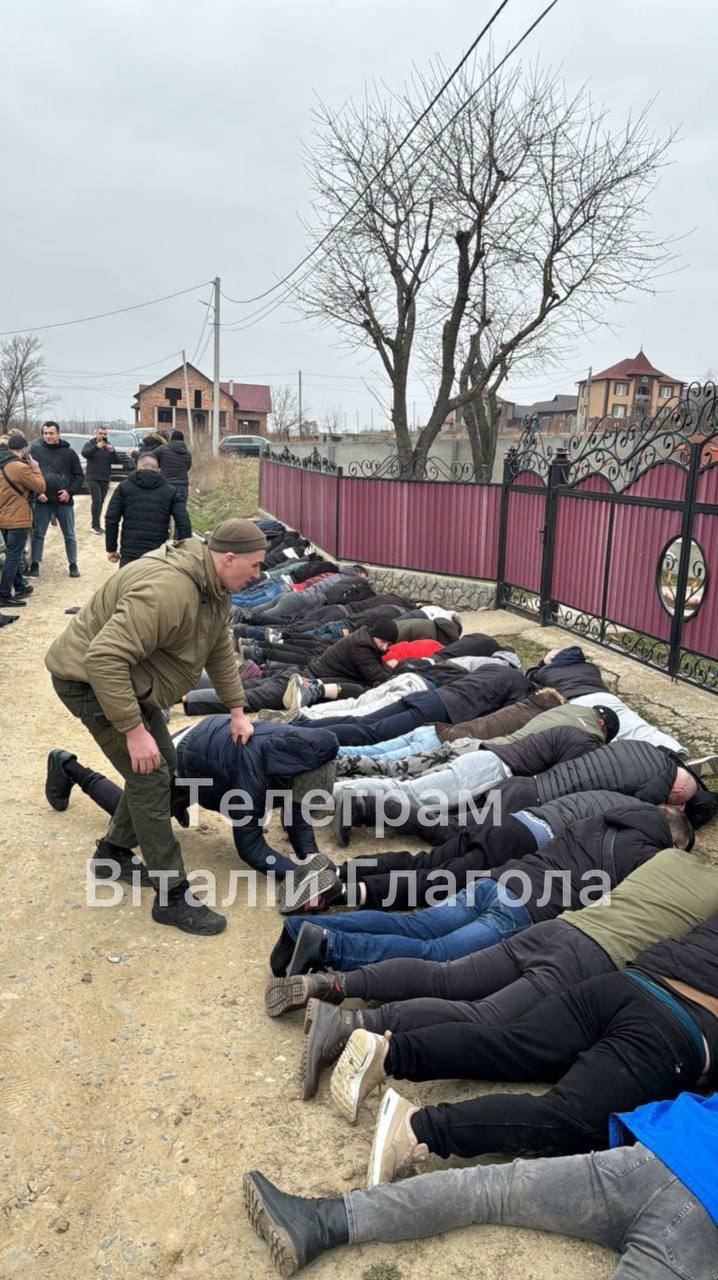 Фото задержанных мужчин на земле. Источник - Телеграм