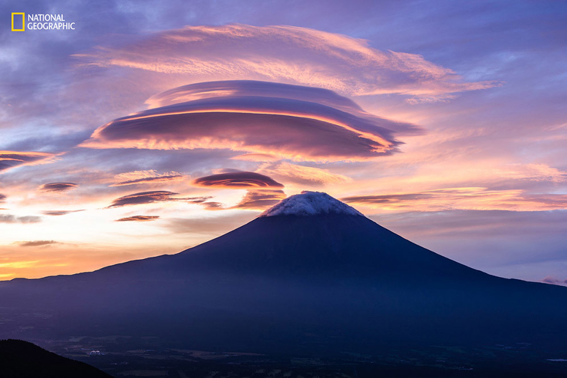 Огромные линзовидные облака, похожие на НЛО
Фото Takashi | 2016 National Geographic Nature Photographer of the Year